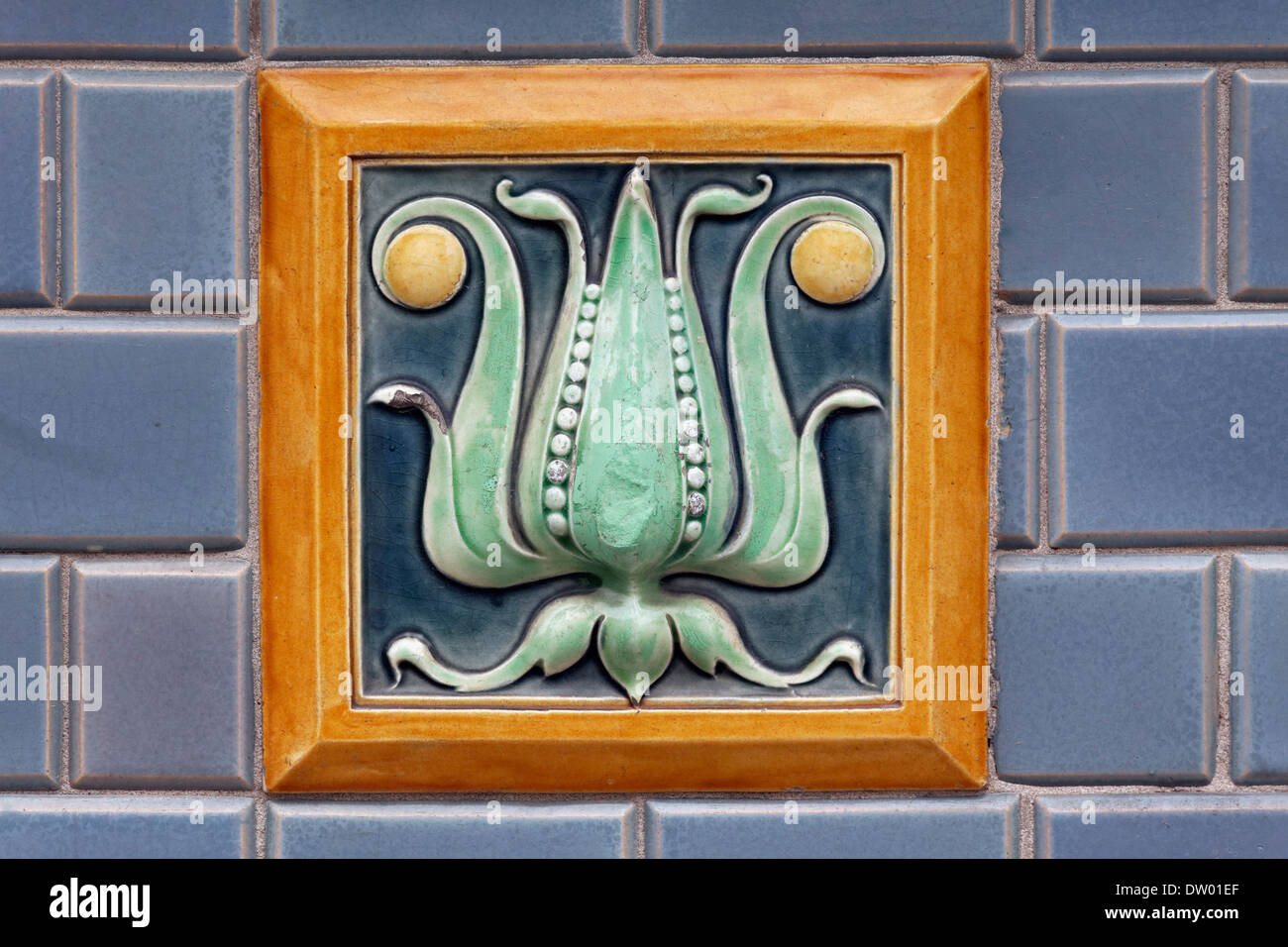 Art-Deco-Fliesen mit Blumenmotiven, Blankenberge, West-Flandern, Belgien Stockfoto