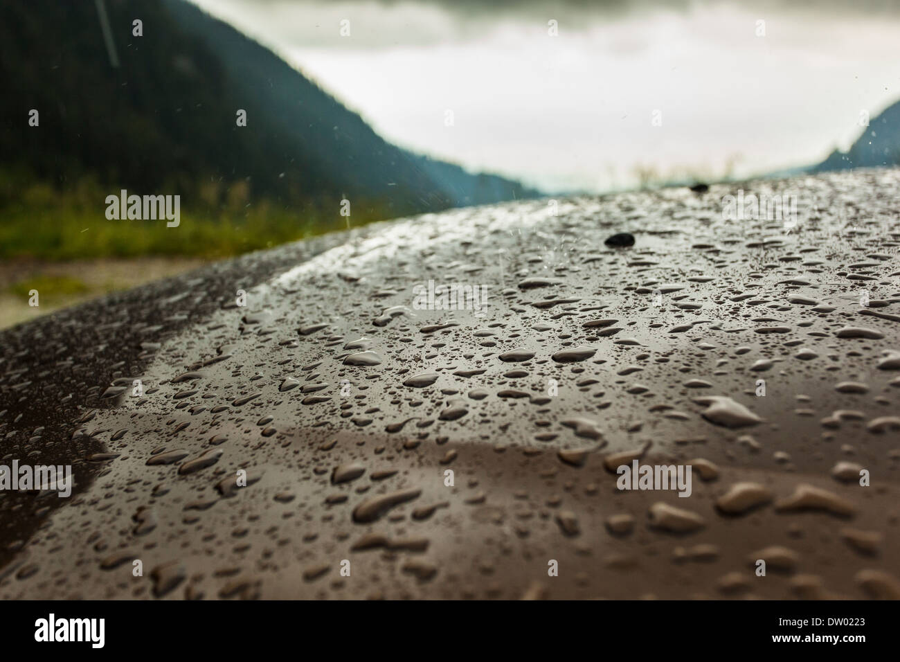 Regen Sie auf Metall Auto in den Bergen Stockfoto