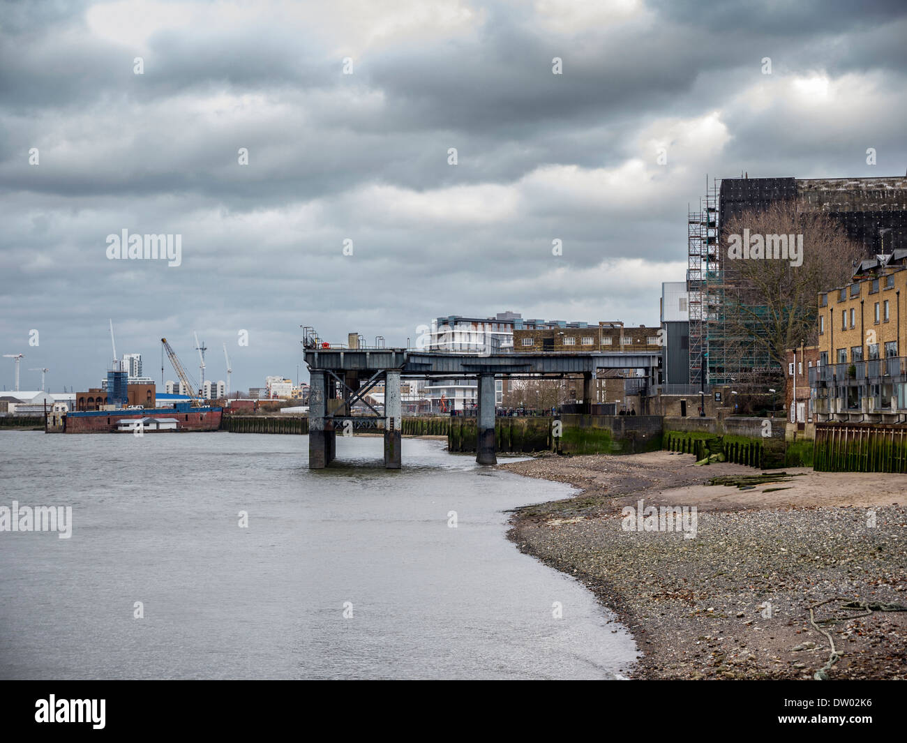 Anlegestelle der Greenwich Kohlekraftwerk - Blick auf den Fluss Themse bei Ebbe, Greenwich, London, UK Stockfoto