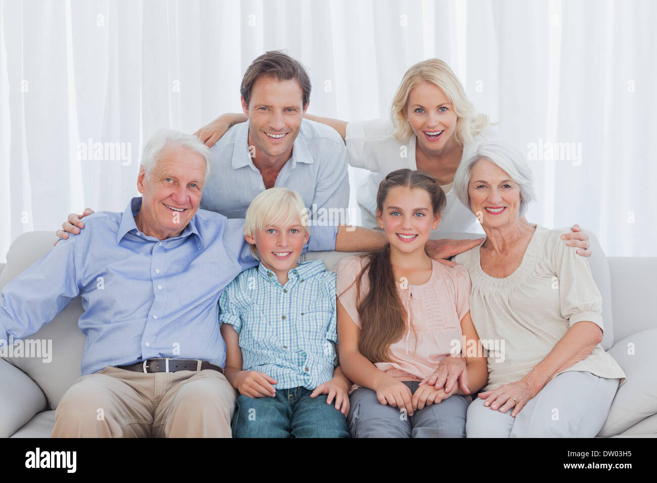 Großfamilie Zusammensitzen auf couch Stockfoto