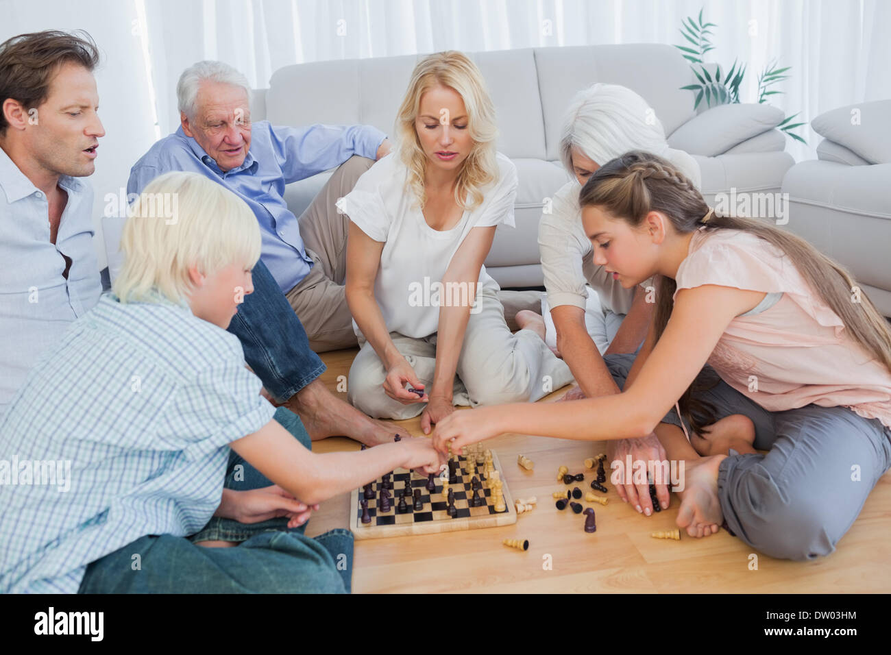 Großfamilie spielt Schach Stockfoto