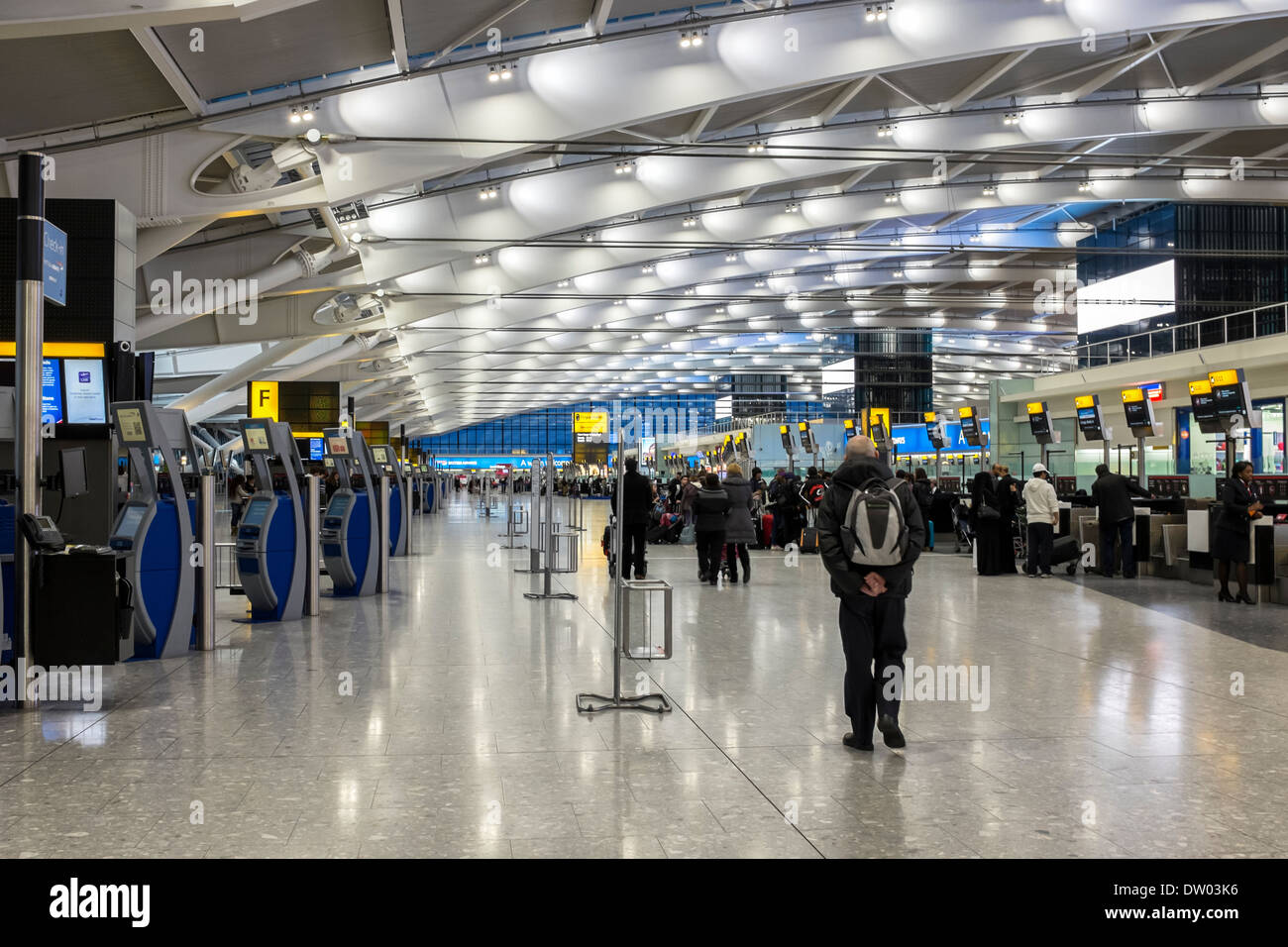 Check-in Kabinen und Gepäck Drop-off Schalter in der Abflughalle im  Terminal 5 T5, Heathrow Airport, London, UK Stockfotografie - Alamy