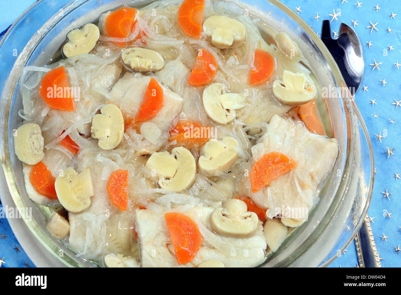 Hering-Fisch in Öl mit Karotten, Zwiebeln und Champignons Stockfoto