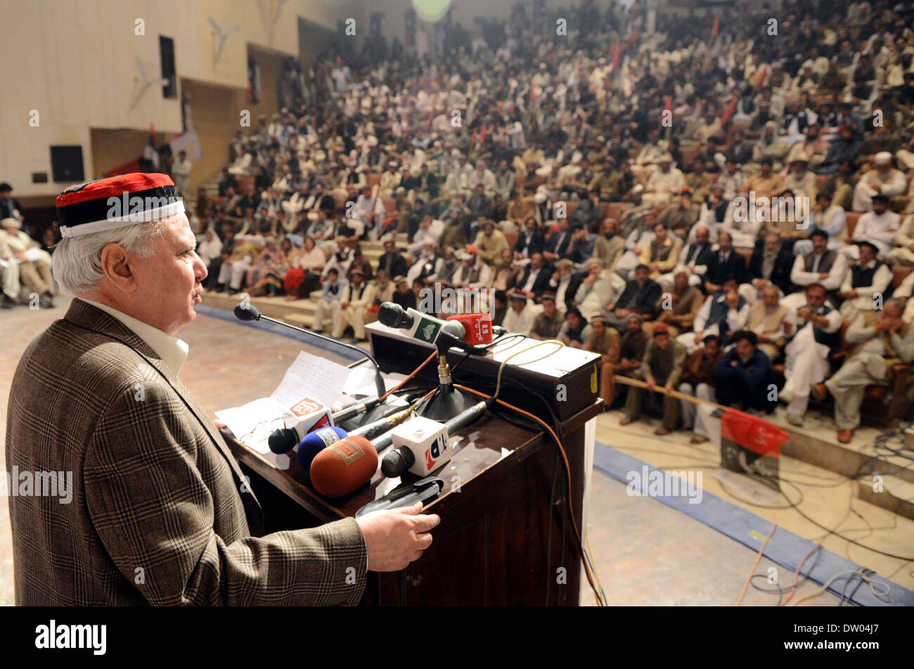 Qaumi Watan Parteivorsitzenden, Aftab Ahmed Khan Sherpao Adressen öffentliche Sammlung anlässlich der die dreißig - neun Tod Jubiläum von Hayat Mohammad Khan Sherpao, vom Dienstag, 25. Februar 2014 in Peshawar. Stockfoto