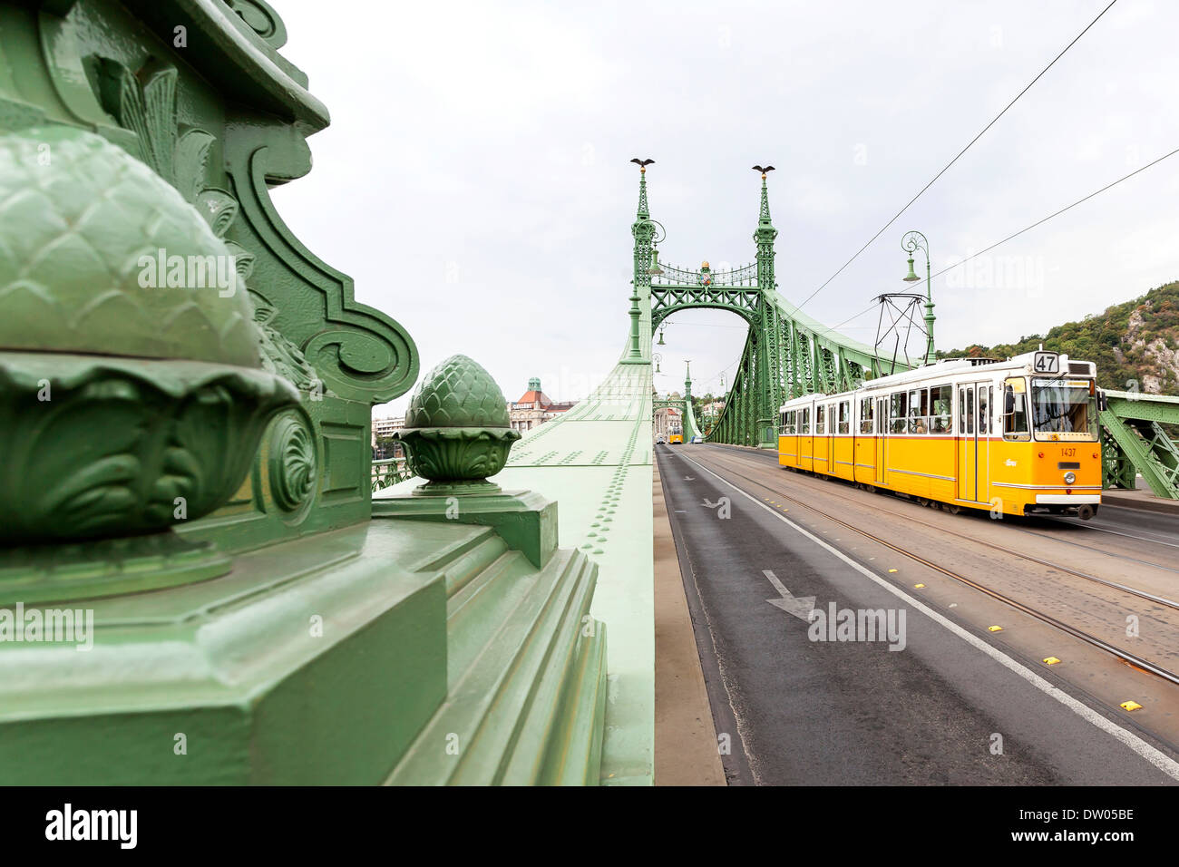 Freiheitsbrücke mit Straßenbahn, Budapest, Ungarn Stockfoto