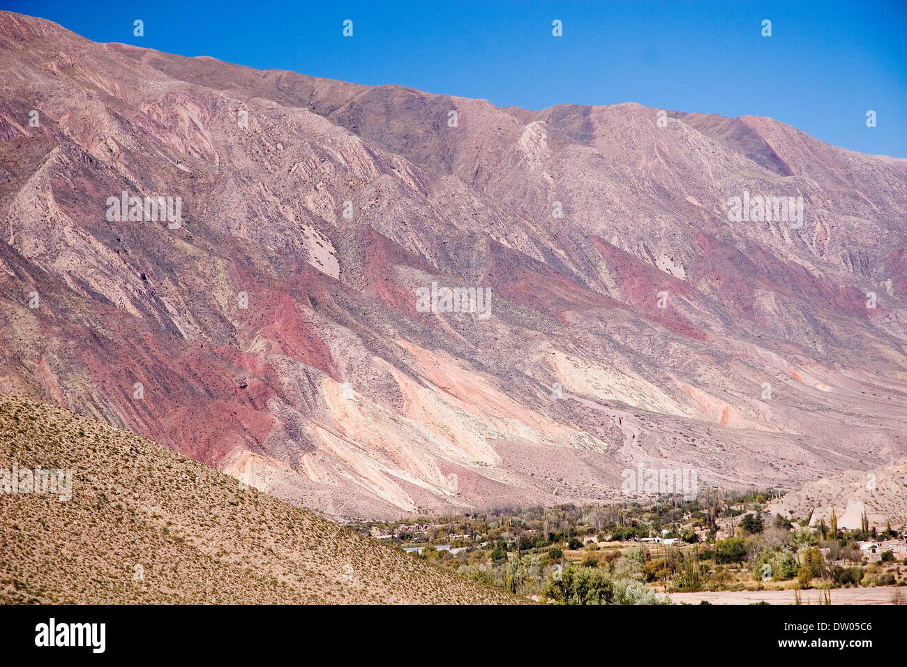 Cerro de Los Siete Colores, Pumamarca, Quebrada de Humahuaca, Argentinien Stockfoto