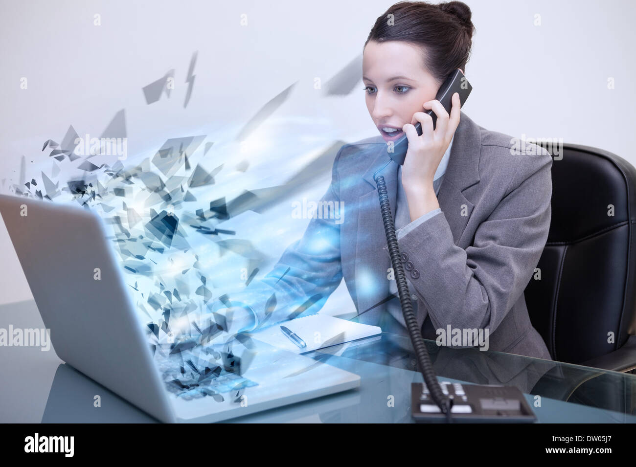 Laptop von explodierenden Geschäftsfrau Stockfoto