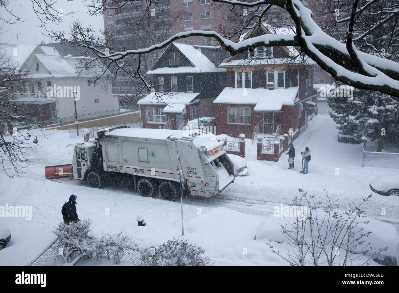 East 7th Street, Kensington Viertel, Brooklyn, NY während eines Schneesturms. Stockfoto