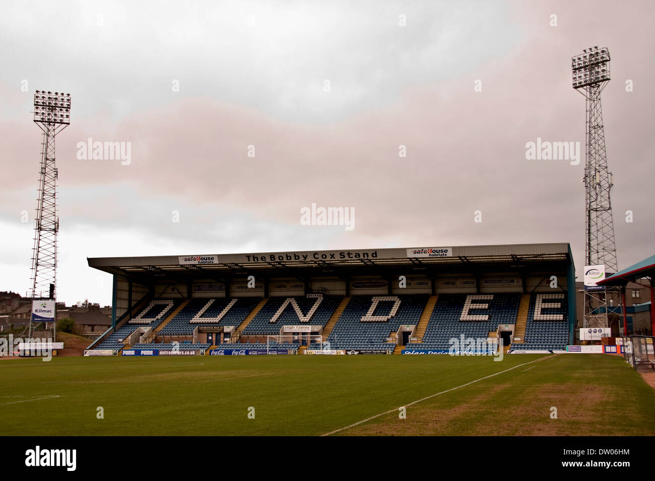 Bobby Cox steht am Dens Park wurde nach ihm benannt, wenn er in Dundee F.C. Hall Of Fame im Jahr 2009 in Dundee, Großbritannien aufgenommen wurde Stockfoto