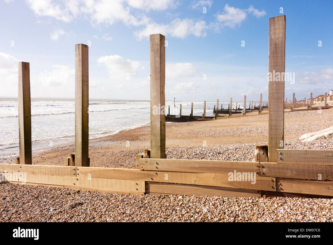 England, West Sussex, West Wittering. Neu installierte Holz Buhnen Küstenerosion der Kiesstrand verhindern Stockfoto