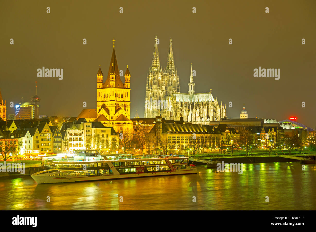 Große Kirche von St. Martin und Kölner Dom, Köln, Rheinland, Nordrhein-Westfalen, Deutschland Stockfoto