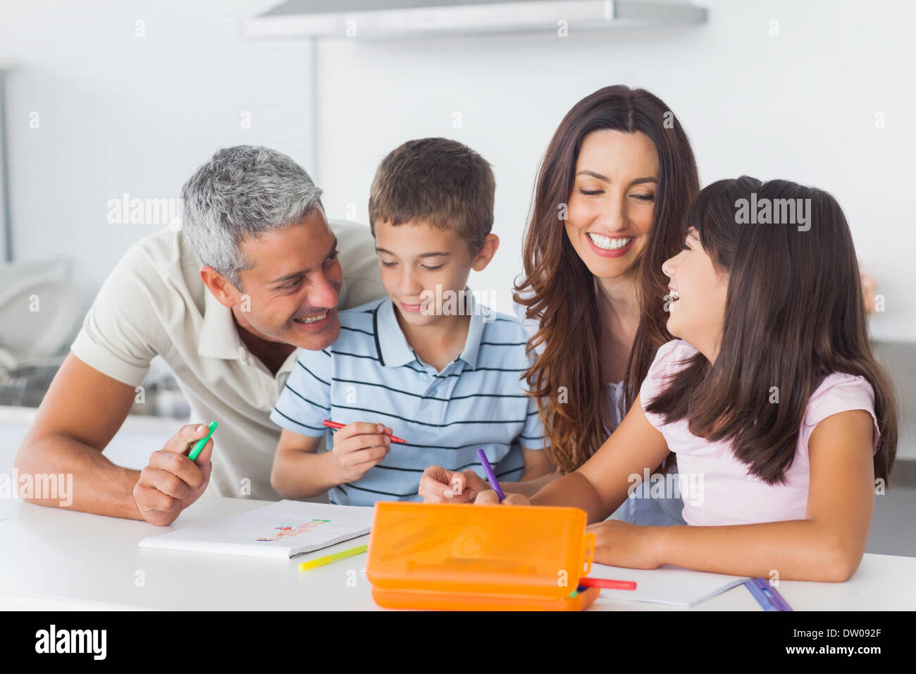 Lächelnd Familie Zeichnung zusammen in der Küche Stockfoto