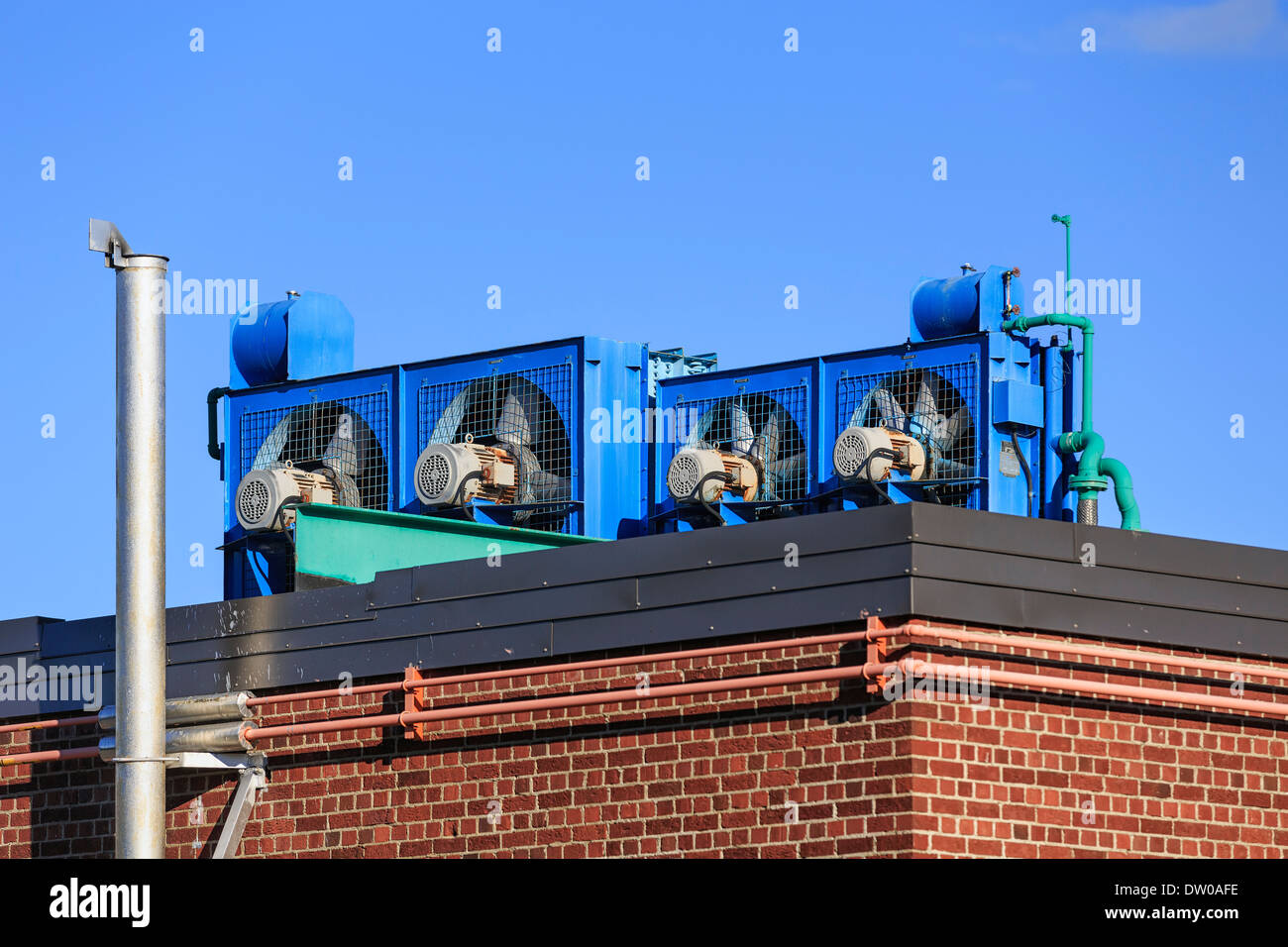 Industrielle Ventilatoren auf einem Dach Stockfoto