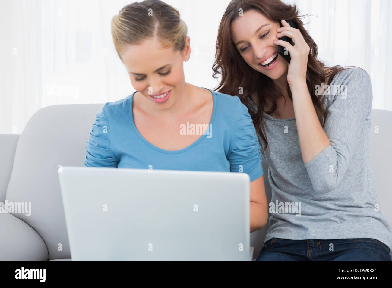 Frauen mit Laptop und haben einen Anruf Stockfoto