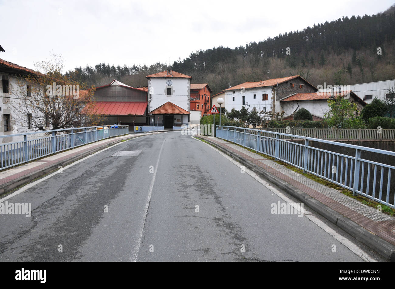 Brücke über den Fluss in baskischen Land Dorf Stockfoto