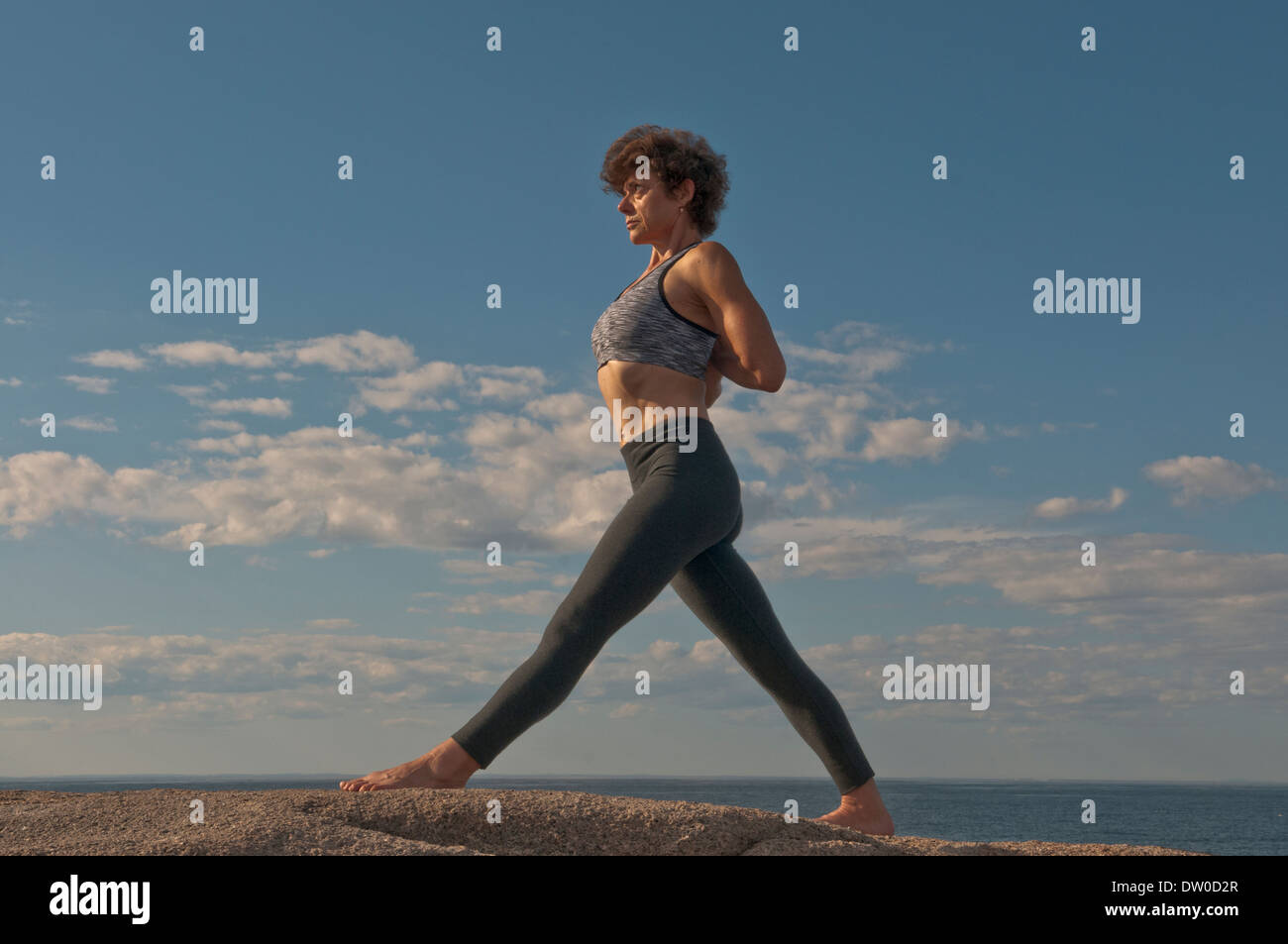 Iyengar Yoga-Lehrer zeigt Parsvottanasana (stehend). Stockfoto