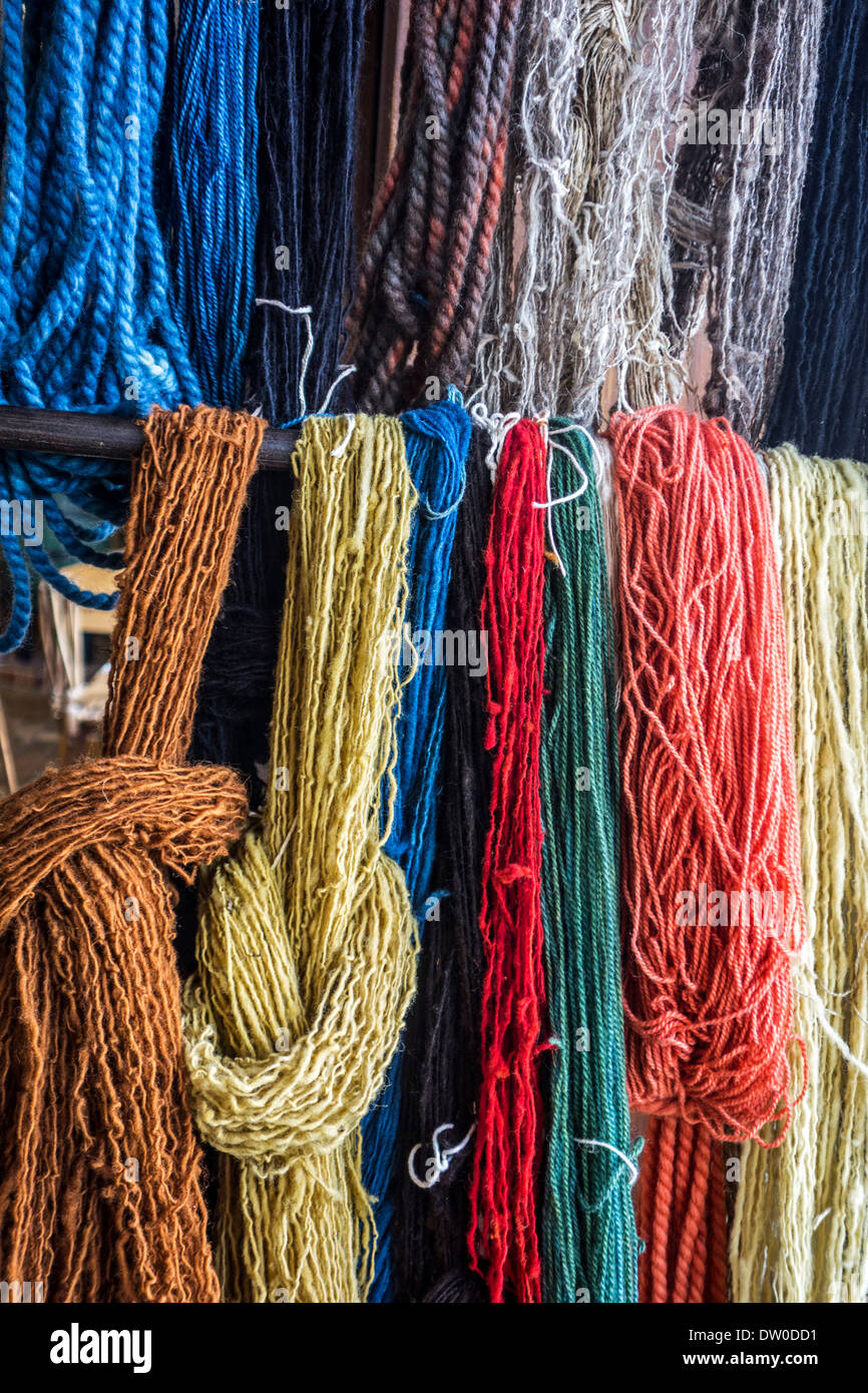 Bunt gefärbte Stränge Wolle für Kleidung in Spinnerei Weberei Stockfoto