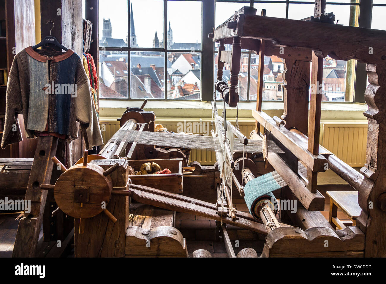 Alte hölzerne Webstuhl zeigt Heddles bei MIAT, industrielle Archäologiemuseum, Gent, Belgien Stockfoto