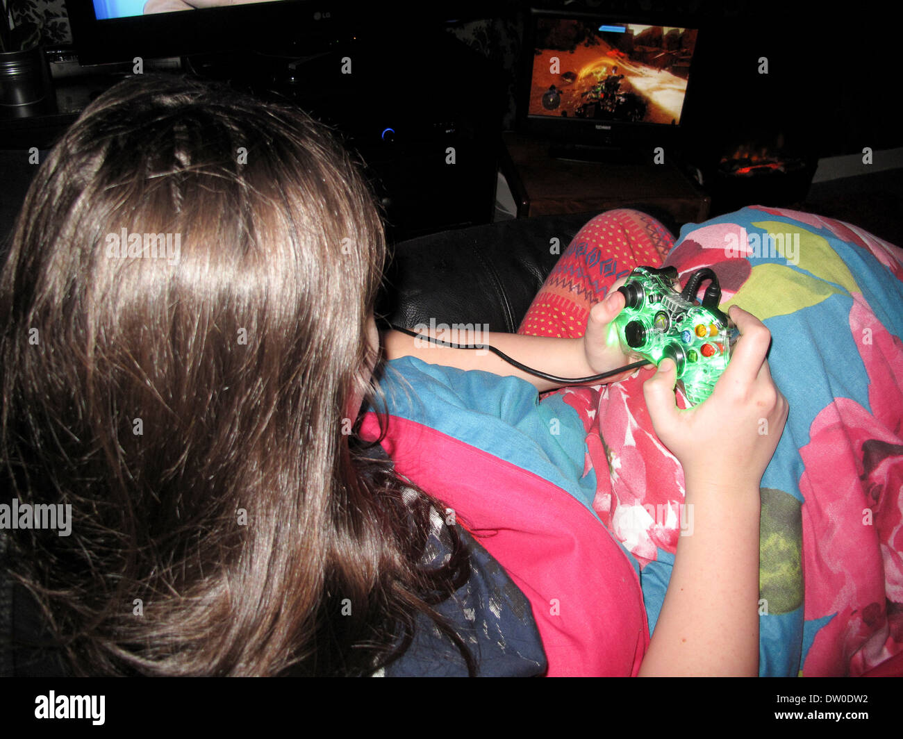 Junge Madchen Spielen Auf Xbox 360 Stockfotografie Alamy