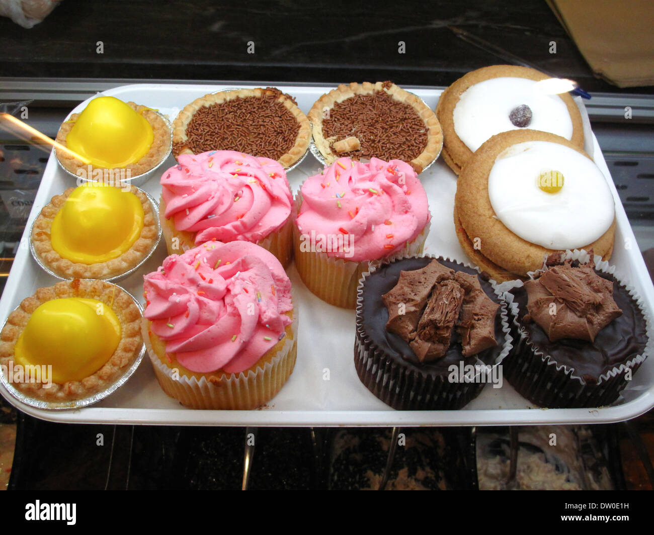 Tablett mit Kuchen auf dem Display im shop Stockfoto