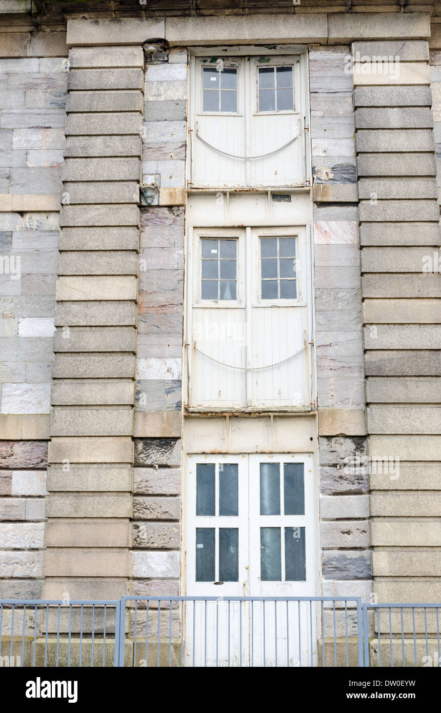 Laden von Türen auf alten restaurierten Steinhäusern am Royal William Yard in Plymouth, Devon Stockfoto