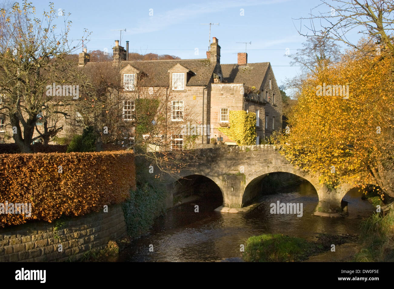 Old Stone Bogen Road Bridge über den Fluss Derwent, Peak District, Derbyshire, England, UK Stockfoto