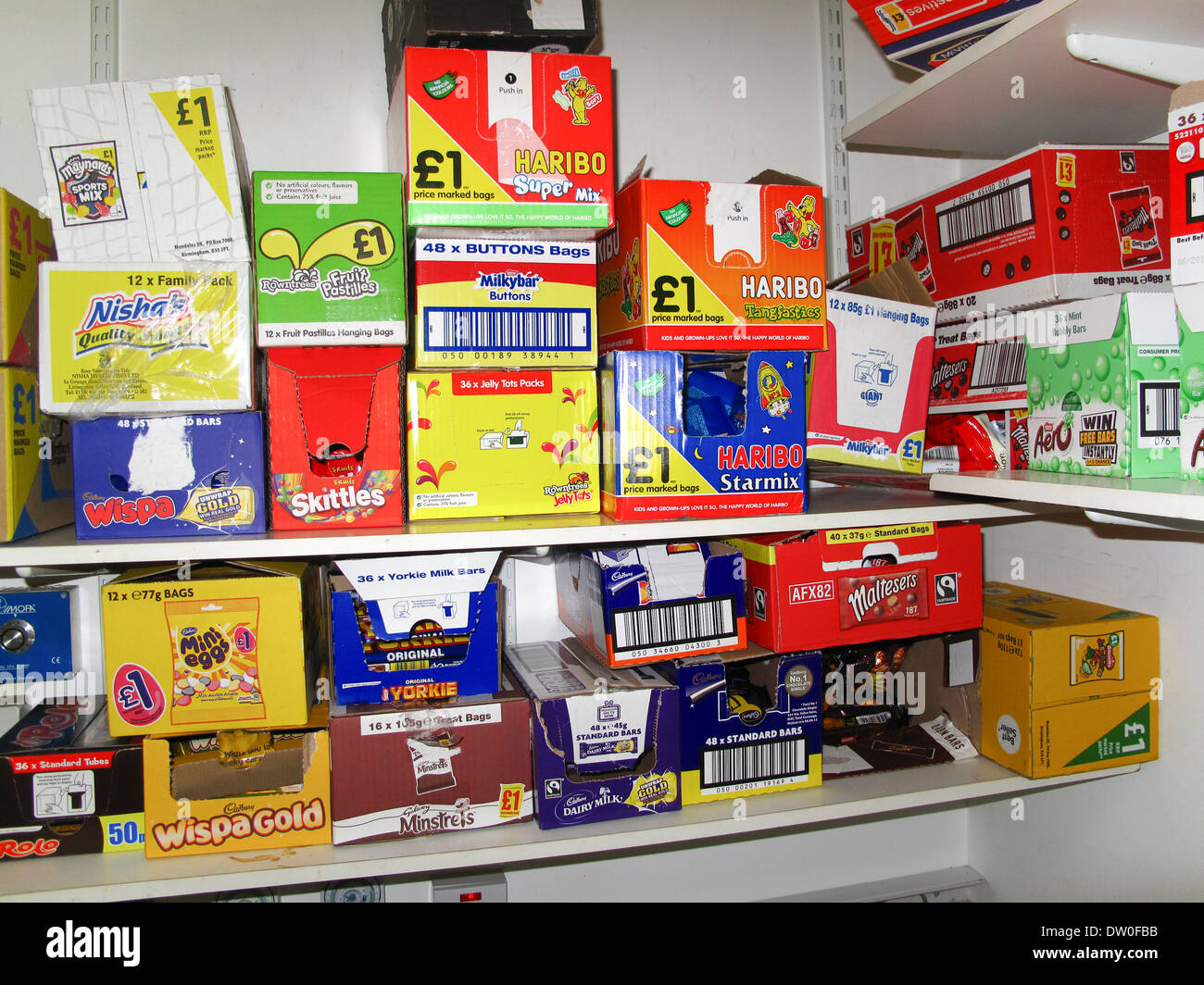 Kisten mit Süßigkeiten in Abstellkammer Stockfoto