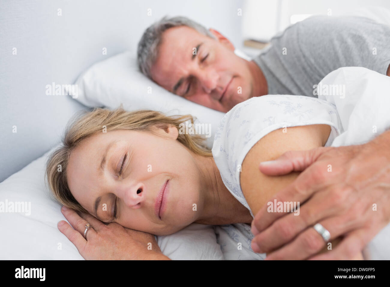 Schlafen ruhig paar und löffelt im Bett Stockfoto