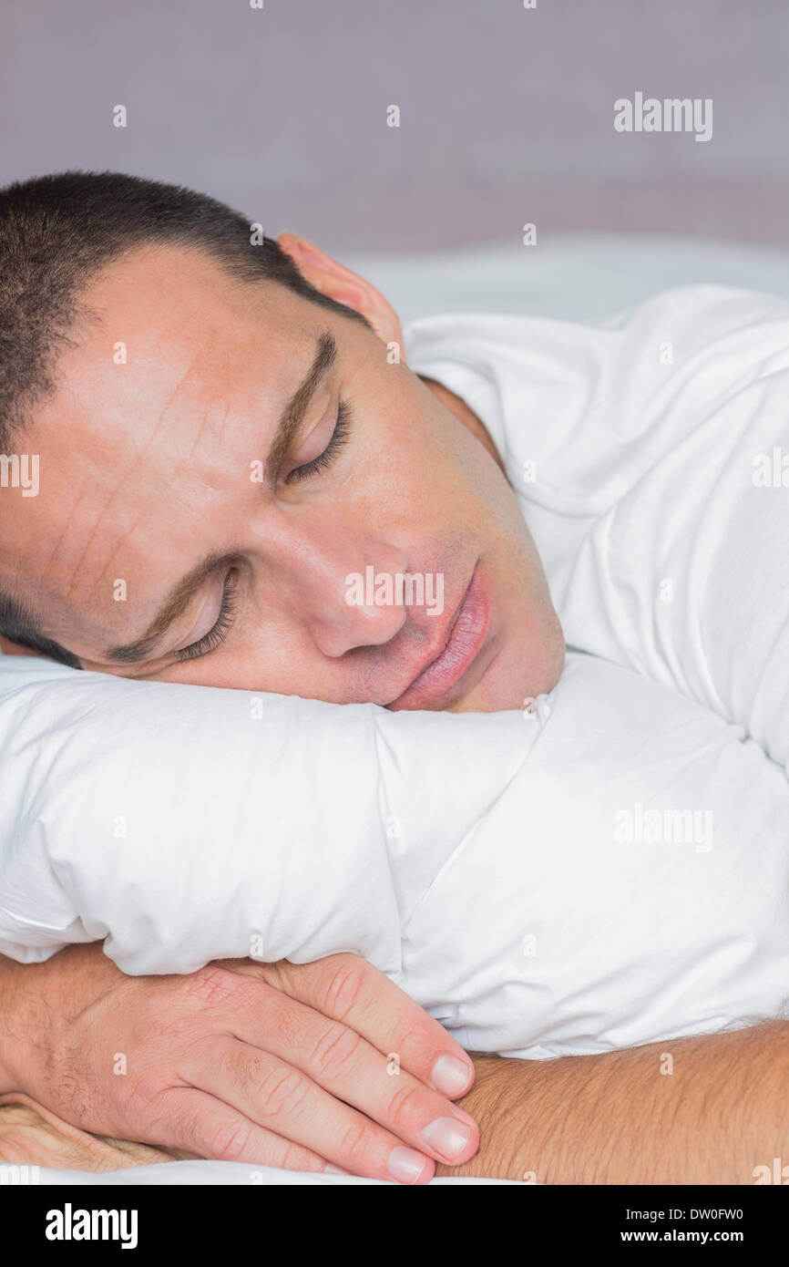 Gut aussehender Mann auf seinem Kopfkissen schlafen Stockfoto