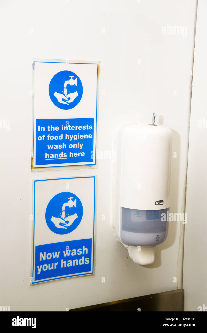 Hand-Wasch-Seifenspender und Zeichen im Lebensmittelbereich prep Stockfoto