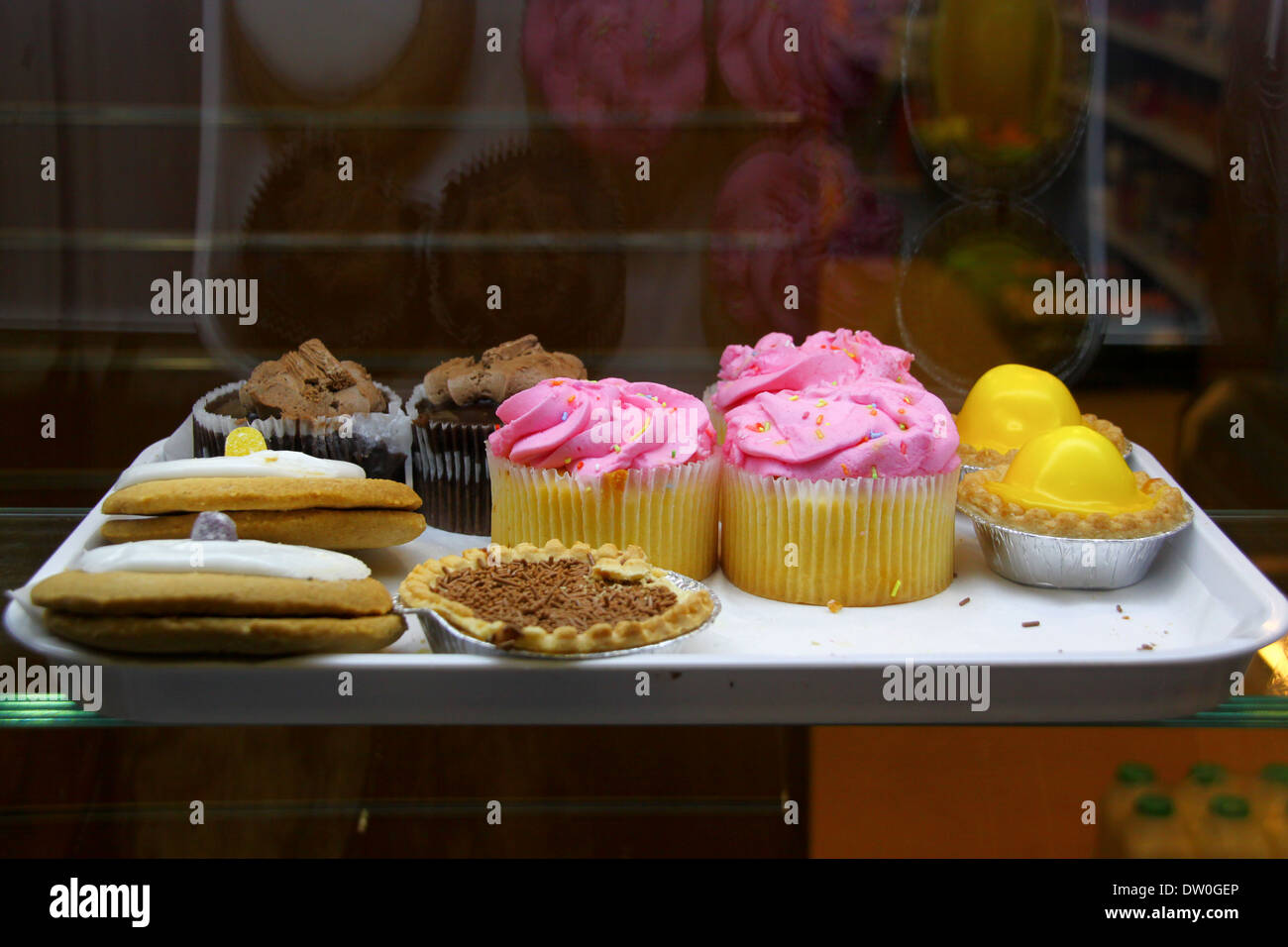 Tablett mit Kuchen auf dem Display im shop Stockfoto