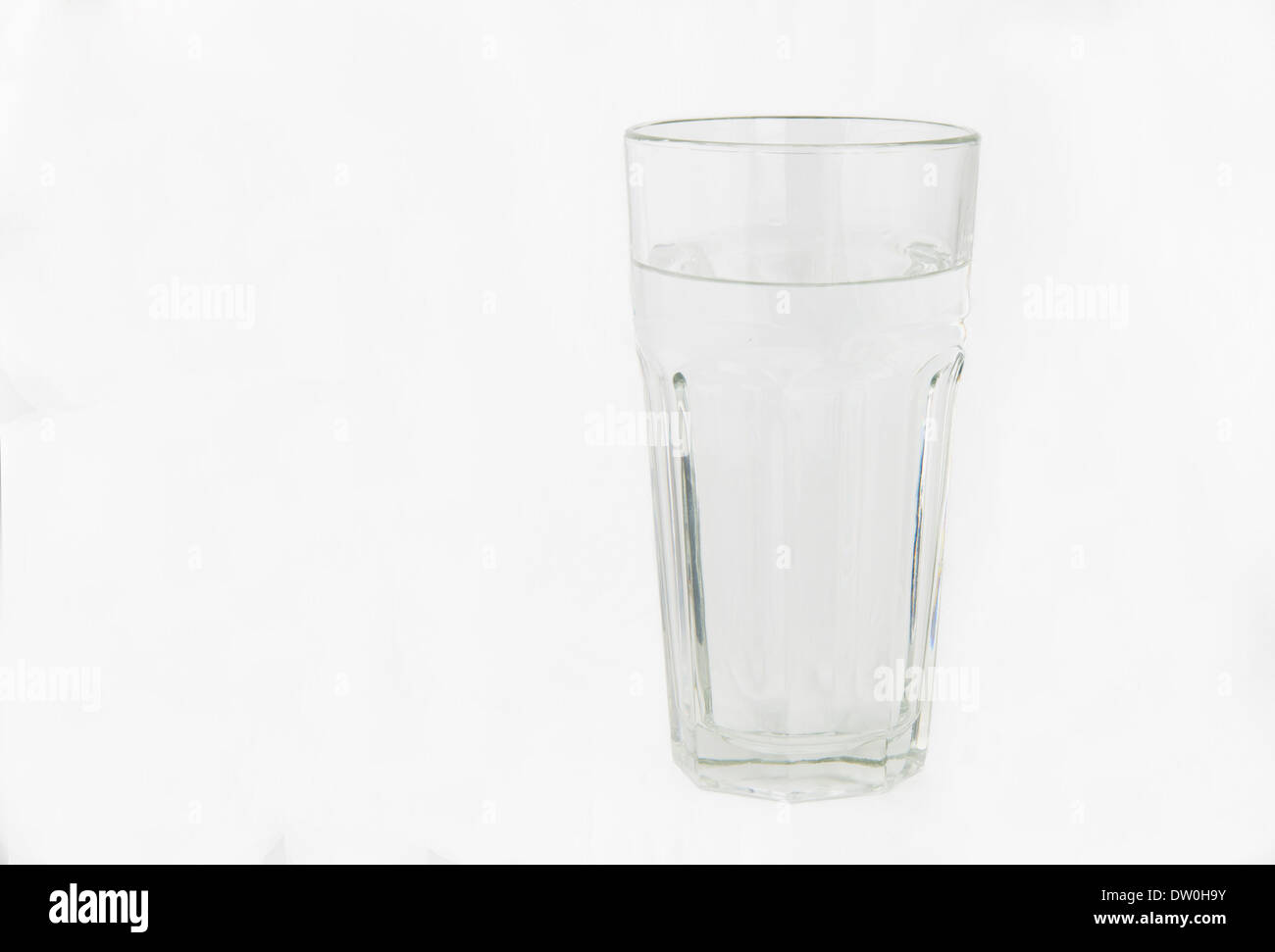 Ein Glas Wasser auf einen weißen Hintergrund mit Kopie Raum isoliert. Stockfoto