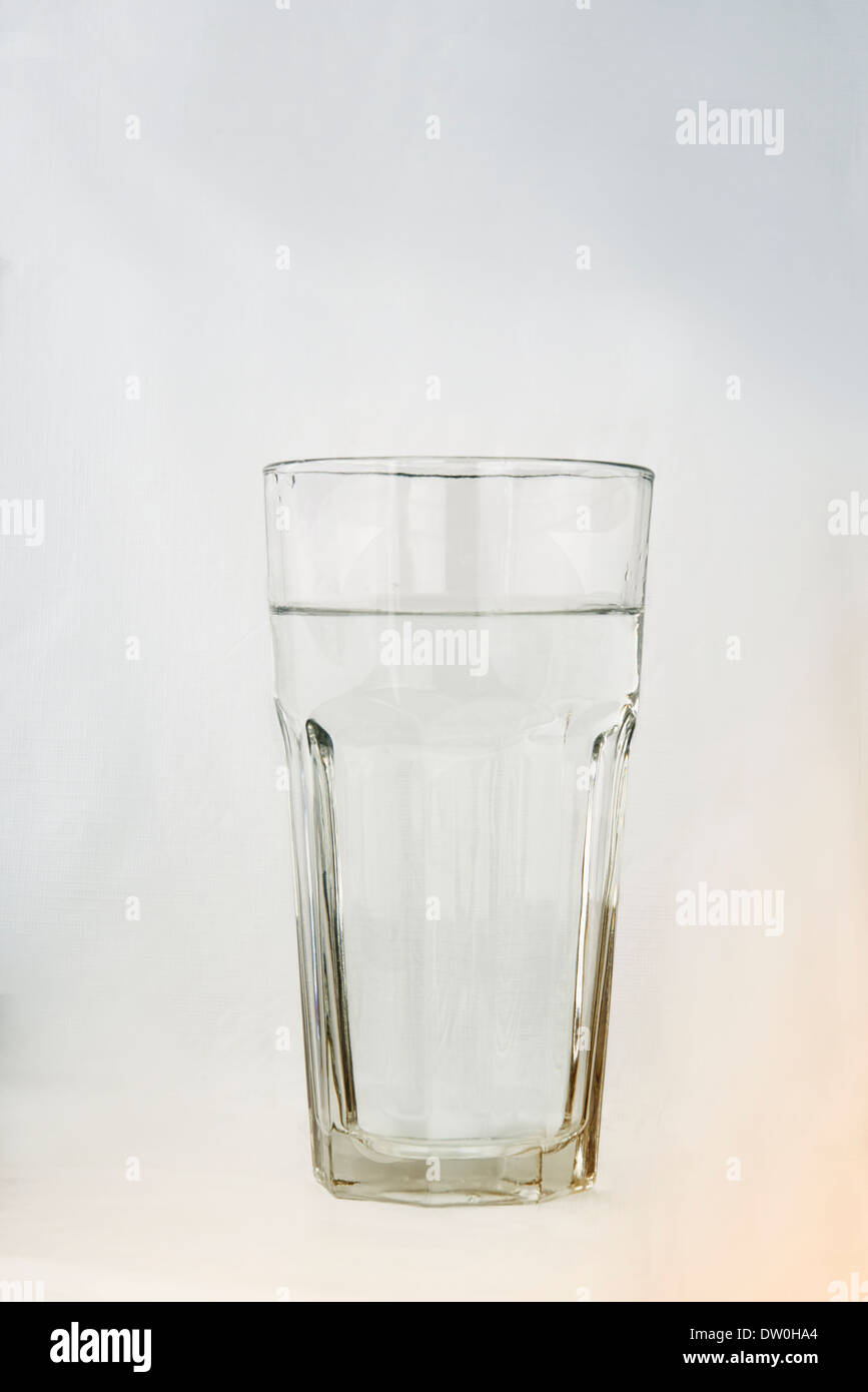 Ein Glas Wasser, Nahaufnahme, mit heben getönten Hintergrund. Kopieren Sie Leerzeichen am Anfang der vertikales Bild. Stockfoto
