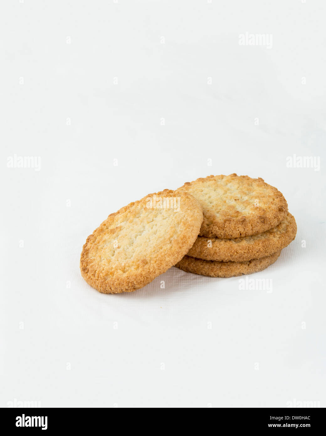 Ein Stapel von vier frische Kokosnuss-Cookies isoliert auf einem weißen Hintergrund. Stockfoto