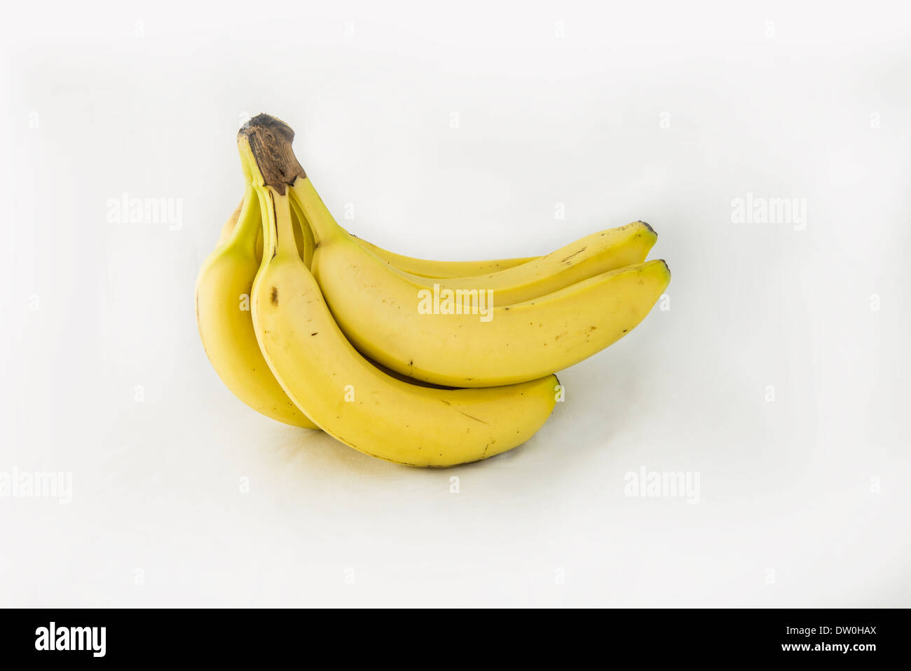 Ein Bündel von Reifen ganze Bananen auf einem weißen Hintergrund. Ausschnitt, ausgeschnitten. Stockfoto