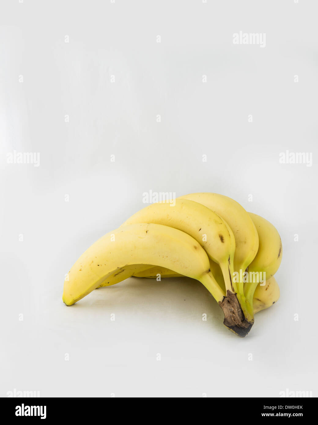 Ein Bündel von Reifen ganze Bananen auf einem weißen Hintergrund. Ausschnitt, ausgeschnitten. Stockfoto