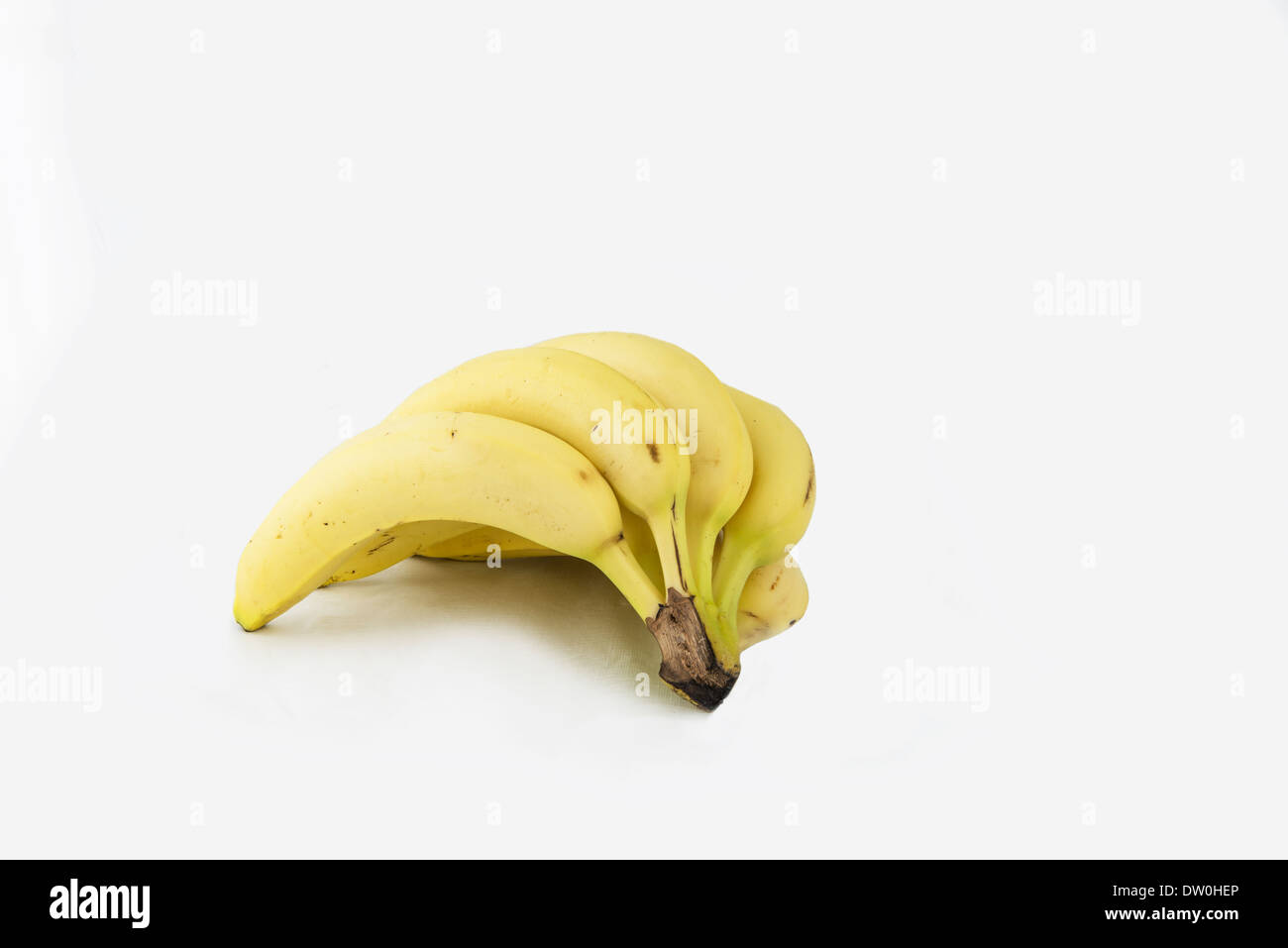 Ein Bündel von Reifen ganze Bananen auf einem weißen Hintergrund. Ausschnitt, ausgeschnitten. Stockfoto