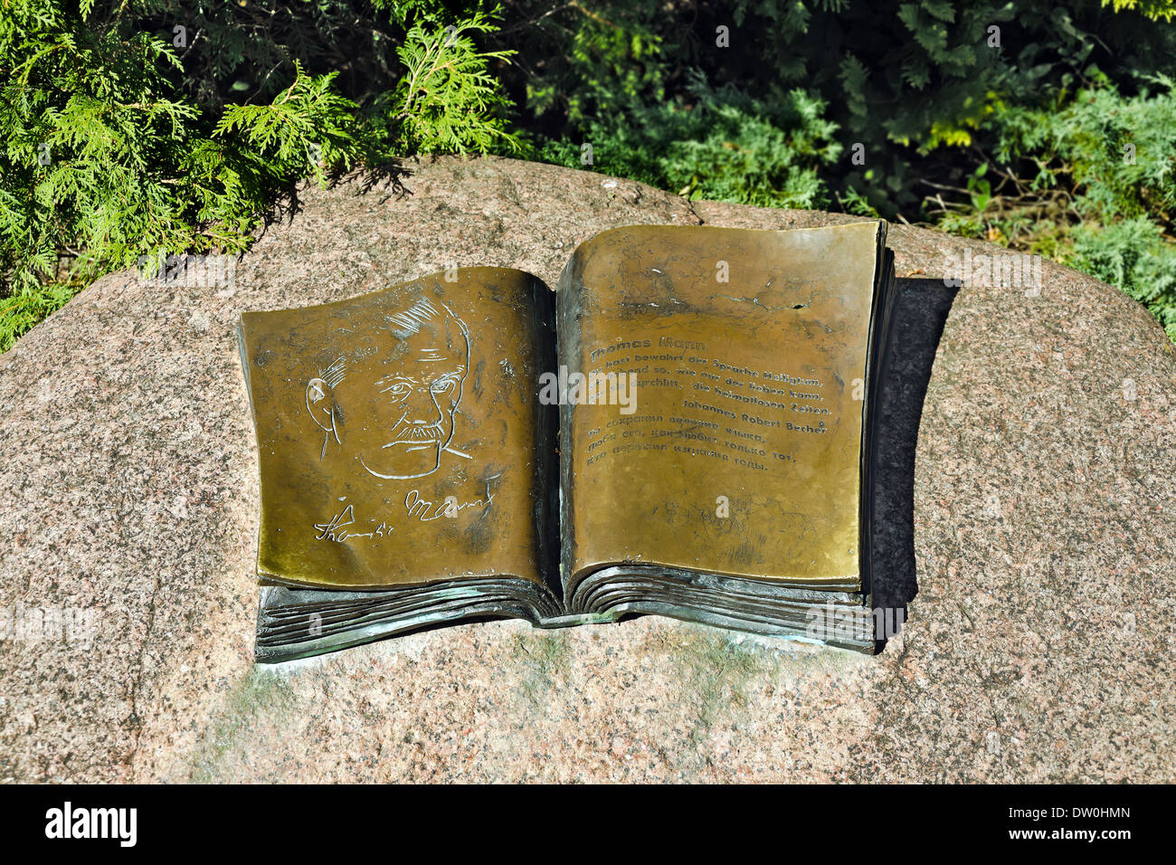 Denkmal für Thomas Mann in Form eines aufgeschlagenen Buches. Swetlogorsk (bis 1946 Rauschen), Oblast Kaliningrad, Russland Stockfoto