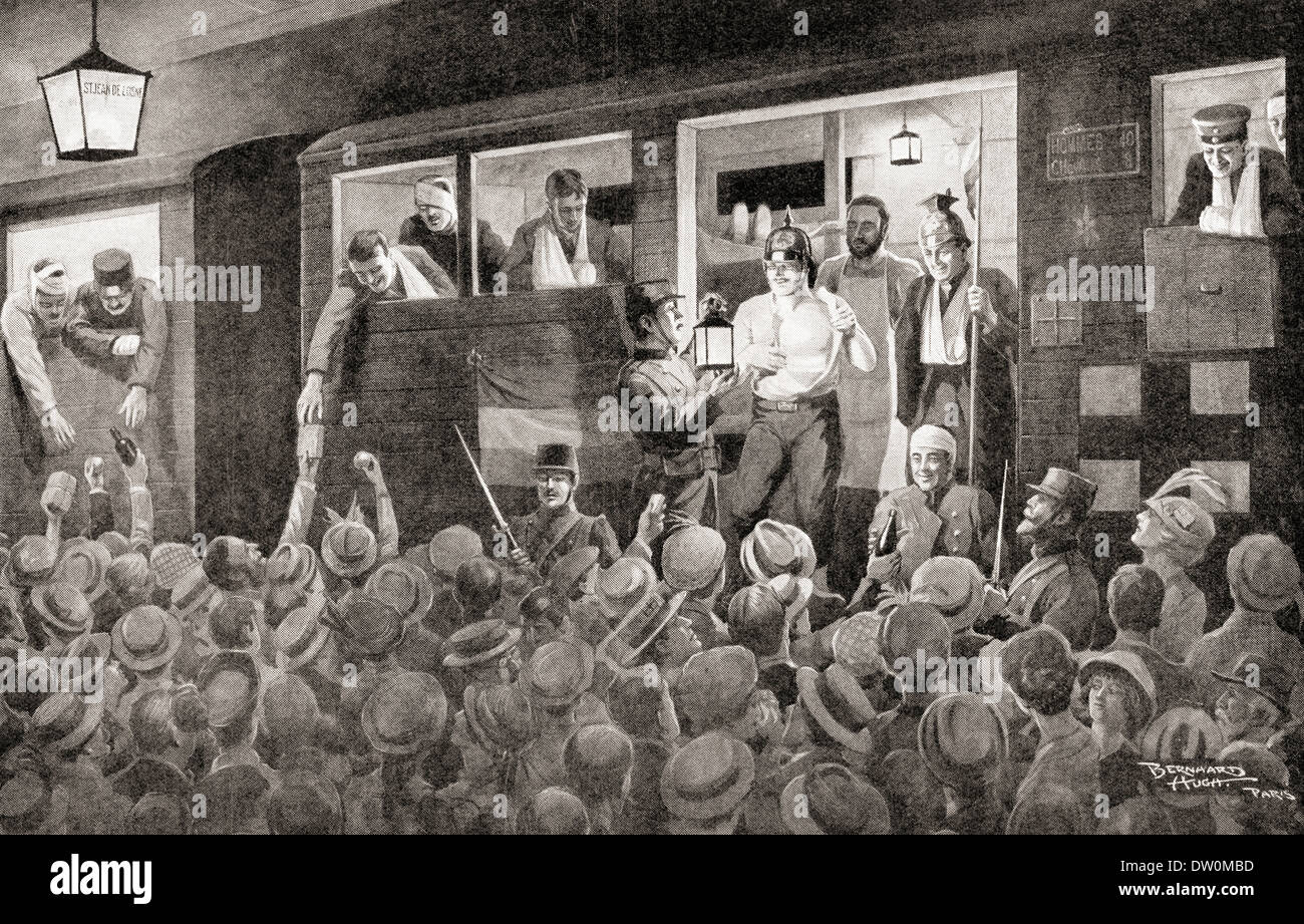 Französische Soldaten verwundet an der Westfront im ersten Weltkrieg Ankunft in Paris, Frankreich, um sich zu erholen. Stockfoto