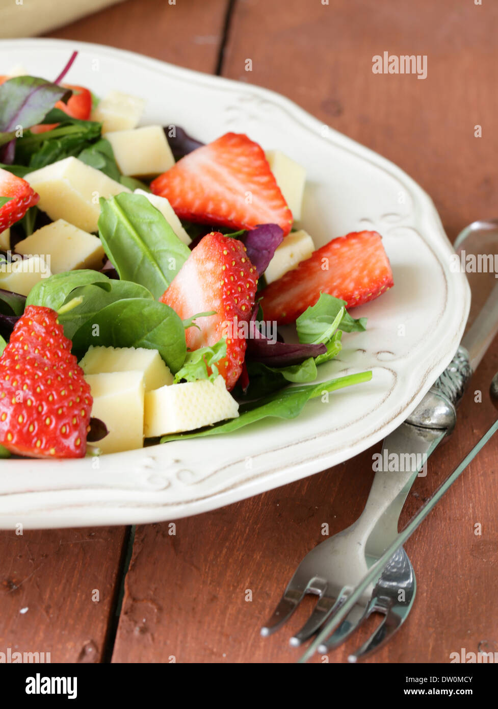 Gourmet-Salat mit frischen Erdbeeren und Käse Stockfoto