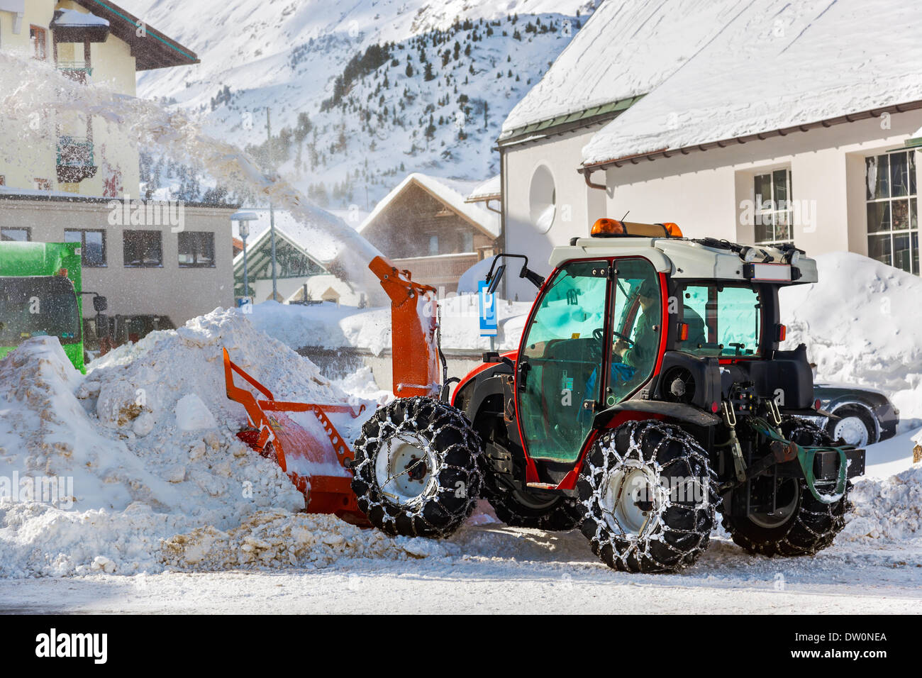 Traktor-Gebläse Reinigung Schnee auf Straße Stockfoto