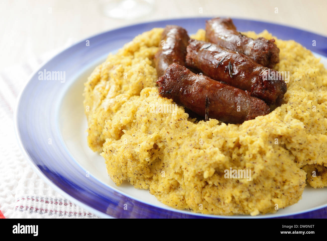 Polenta mit Wurst Stockfoto