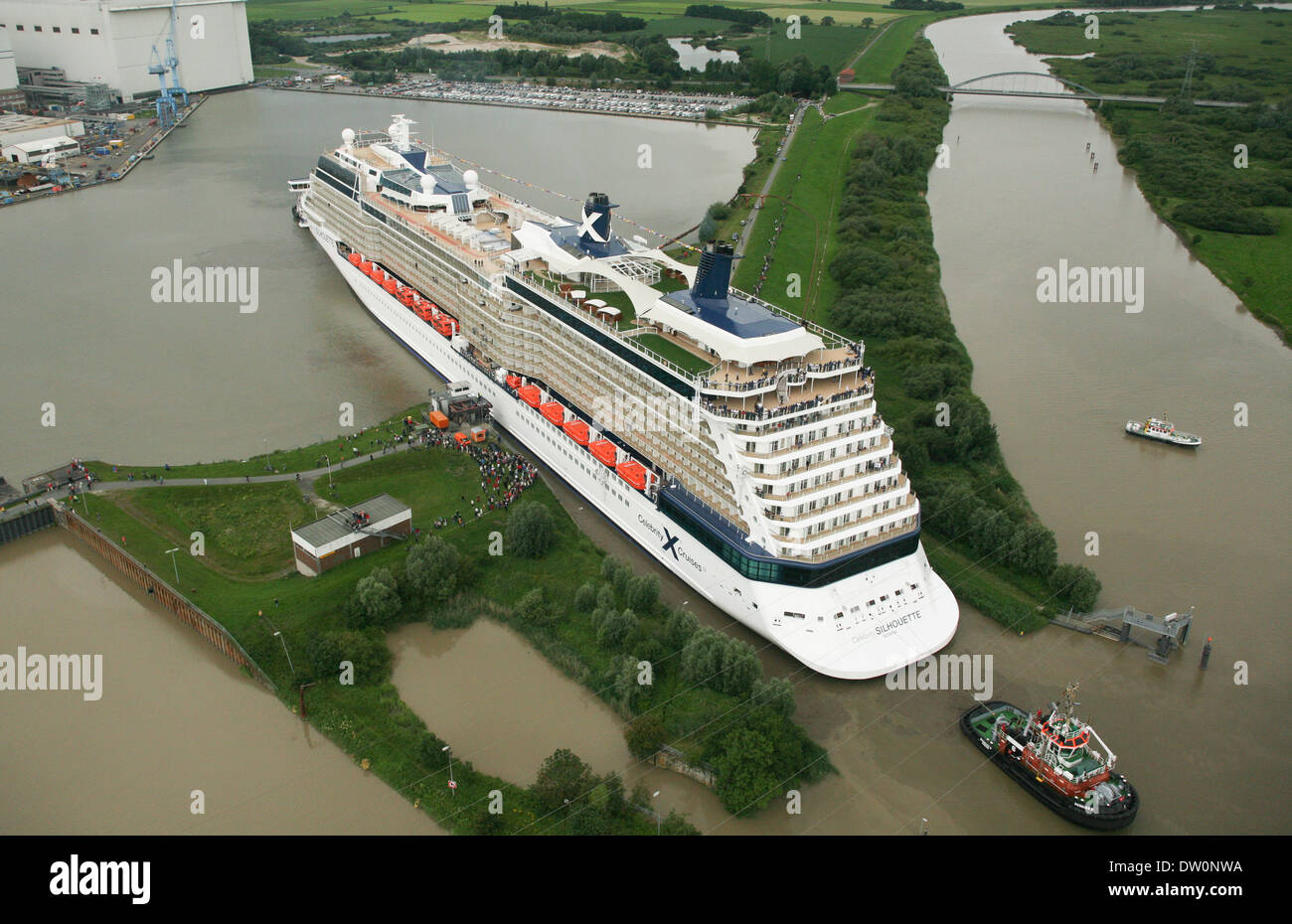 Kreuzfahrtschiff, die Celebrity Silhouette verlässt die Werft in Papenburg, wo sie entstand und nach hinten zum Meer geschwommen ist. Stockfoto