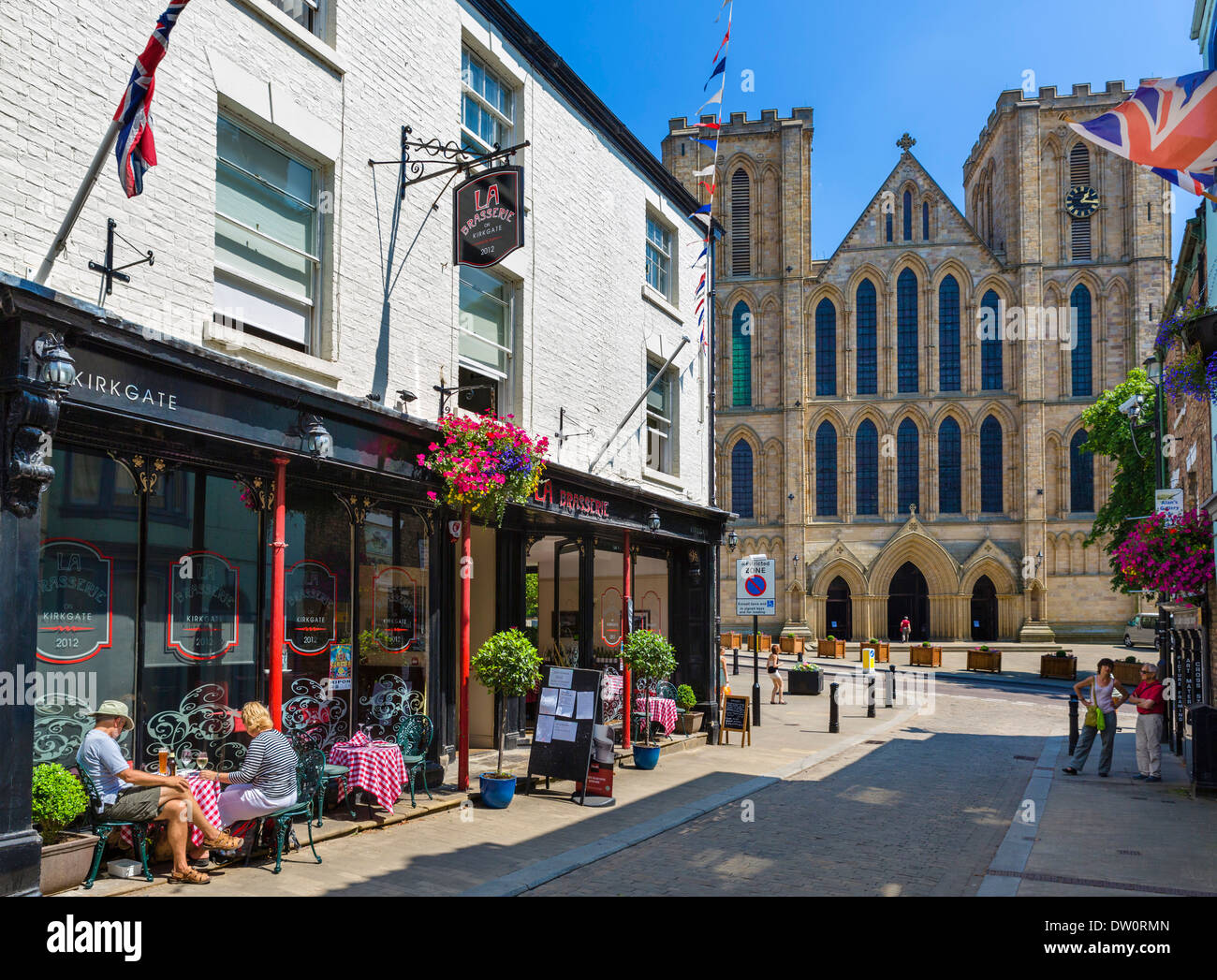 La Brasserie Restaurant im historischen Kirkgate im Stadtzentrum mit Blick auf Cathedral, Ripon, North Yorkshire, England, Großbritannien Stockfoto