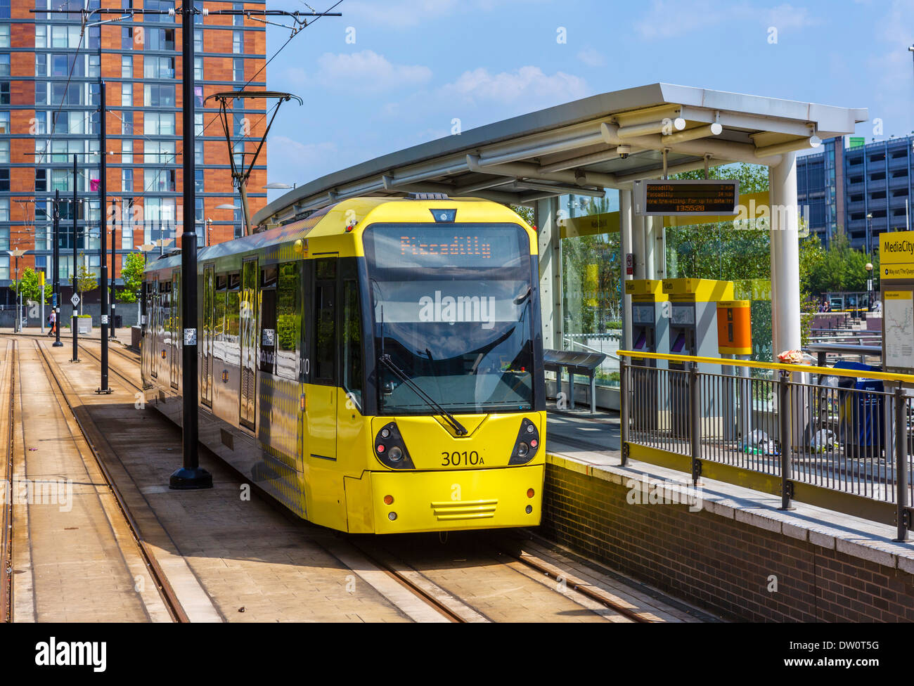 Metrolink Stadtbahn Zug an der MediacityUK Station, Salford Quays, Manchester, England, UK Stockfoto