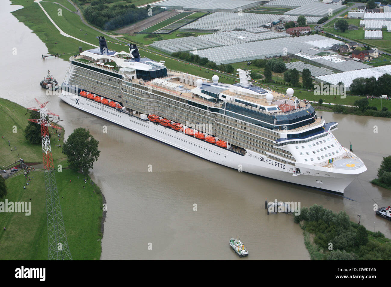 Kreuzfahrtschiff, die Celebrity Silhouette verlässt die Werft in Papenburg, wo sie entstand und nach hinten zum Meer geschwommen ist. Stockfoto