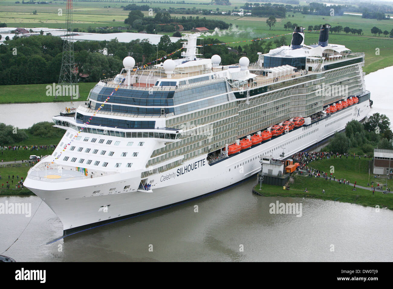 Kreuzfahrtschiff, die Celebrity Silhouette verlässt die Werft in Papenburg, wo sie entstand und nach hinten zum Meer geschwommen ist. Stockfoto