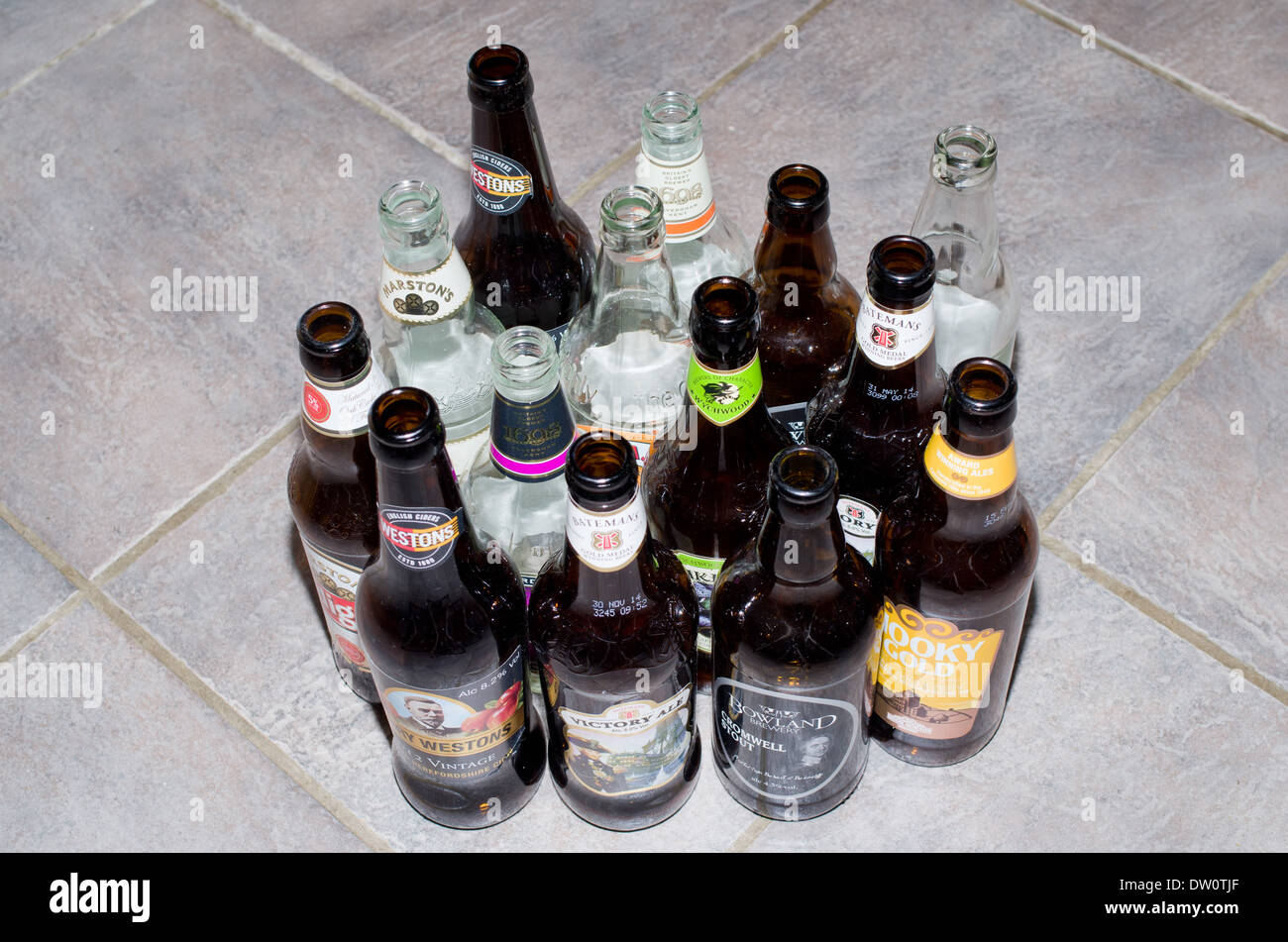 Verschiedene Marken Aromen macht Hersteller von Bierflaschen Stockfoto