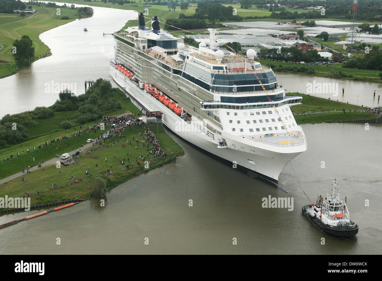 Kreuzfahrtschiff, die Celebrity Silhouette verlässt die Werft in Papenburg, wo sie entstand und nach hinten zum Meer geschwommen ist. Stockfoto