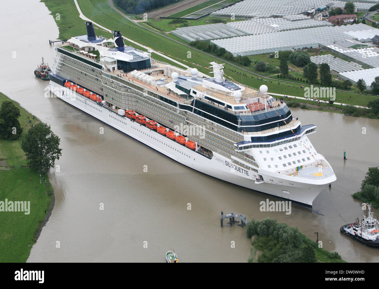 Kreuzfahrtschiff, die Celebrity Silhouette verlässt die Werft in Papenburg, wo sie entstand und nach hinten zum Meer geschwommen ist. Stockfoto